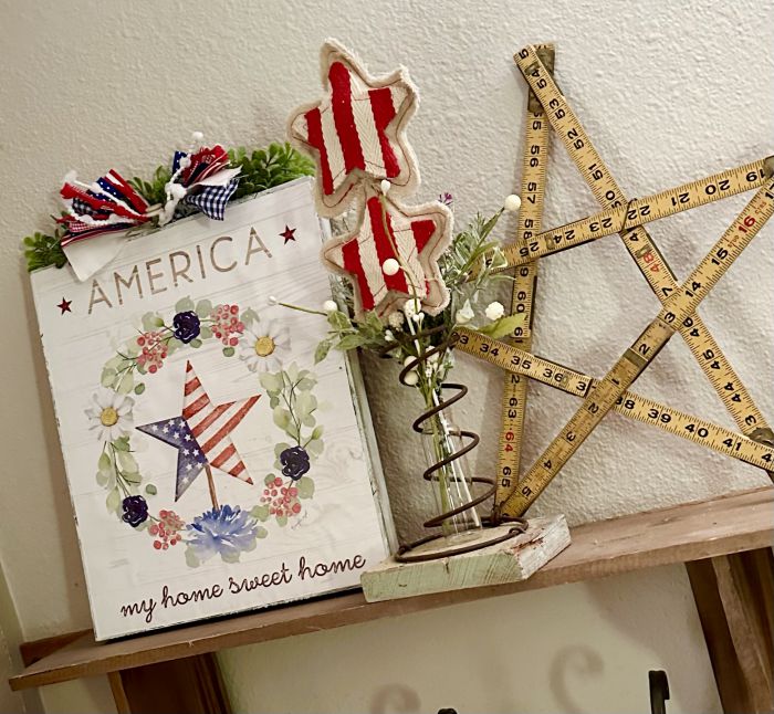 patriotic decor using July calendar image
